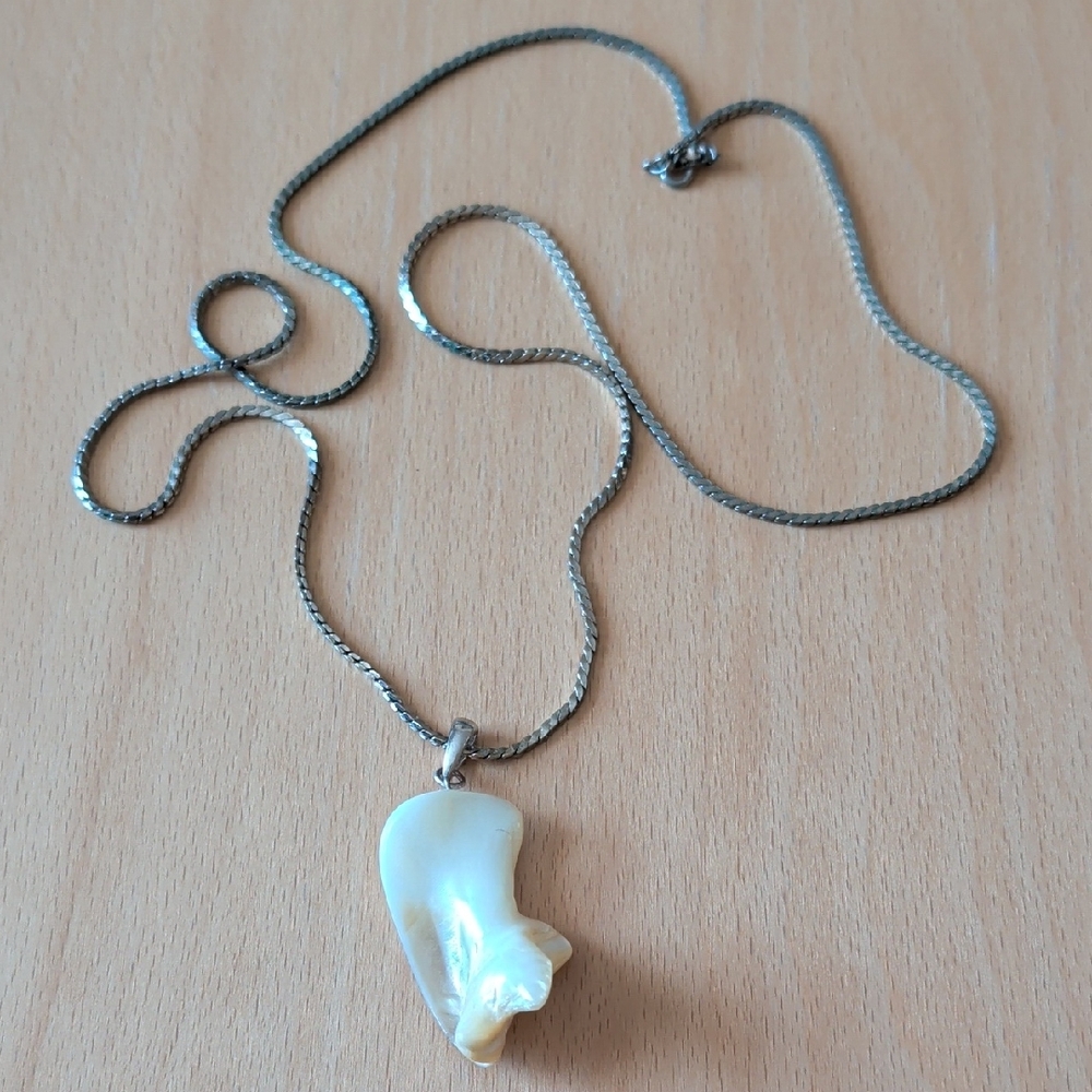 Silver Tone Shell Pendant Necklace